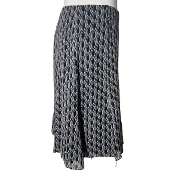 EXPRESS Black/White Silk Knee Length Geo Print Skirt Size 4 - Picture 3 of 5